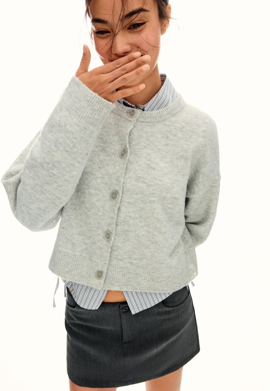 Кардиган Bershka SOFT TOUCH BUTTONED, Grey
Кардиган Bershka SOFT TOUCH BUTTONED, Grey