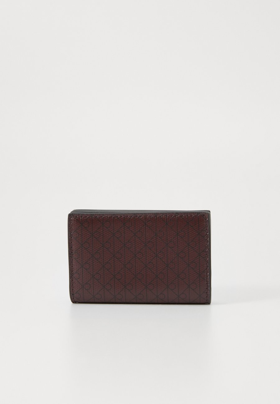 Кошелек Calvin Klein EMBLEM, Fudge/Brown
Кошелек Calvin Klein EMBLEM, Fudge/Brown
