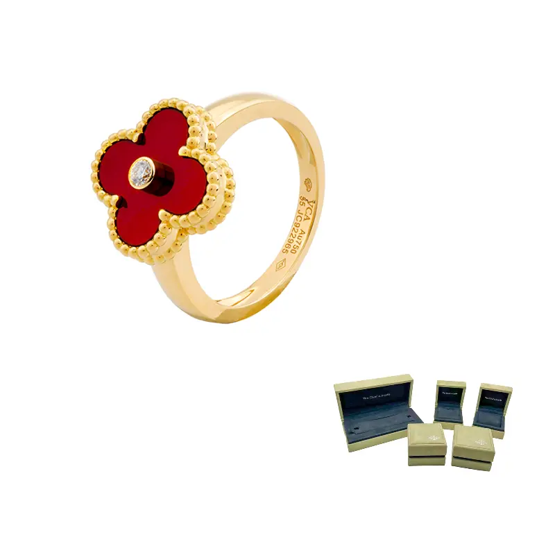 Van Cleef & Arpels Кольцо из 18-каратного желтого золота с кораллом и бриллиантами
Van Cleef & Arpels Кольцо из 18-каратного желтого золота с кораллом и бриллиантами