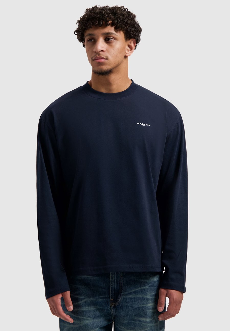 Топ Ballin BOXY FIT CREWNECK, Dark Navy/Dark Blue
Топ Ballin BOXY FIT CREWNECK, Dark Navy/Dark Blue