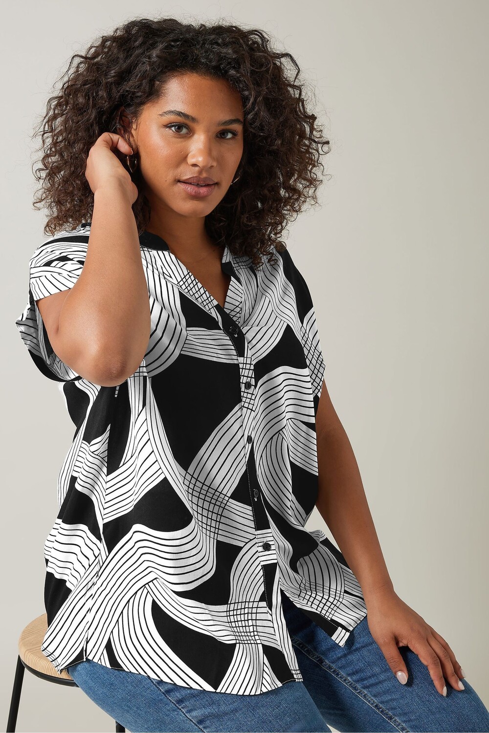 Криволинейный принт блузка Evans, черный
Криволинейный принт блузка Evans, черный