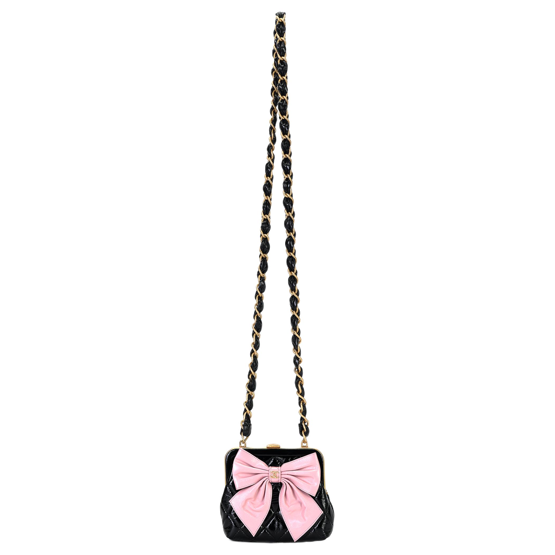 CHANEL Золотистый металлический клатч с цепочкой и бантом черно-розовый
CHANEL Золотистый металлический клатч с цепочкой и бантом черно-розовый