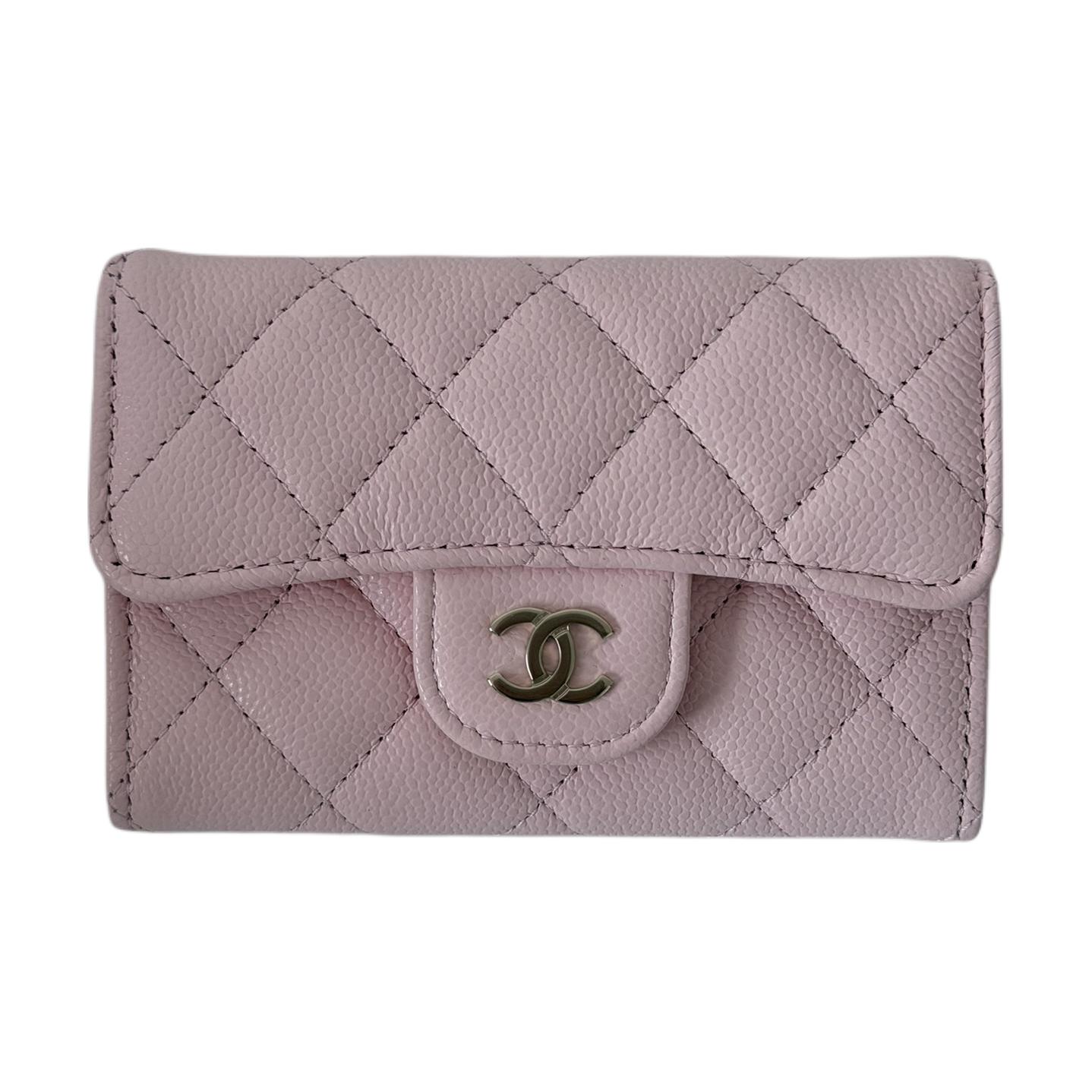 CHANEL Визитница из блестящей телячьей кожи с зернистой текстурой и золотистым металлом для женщин, цвет Cherry Blossom Pink
CHANEL Визитница из блестящей телячьей кожи с зернистой текстурой и золотистым металлом для женщин, цвет Cherry Blossom Pink