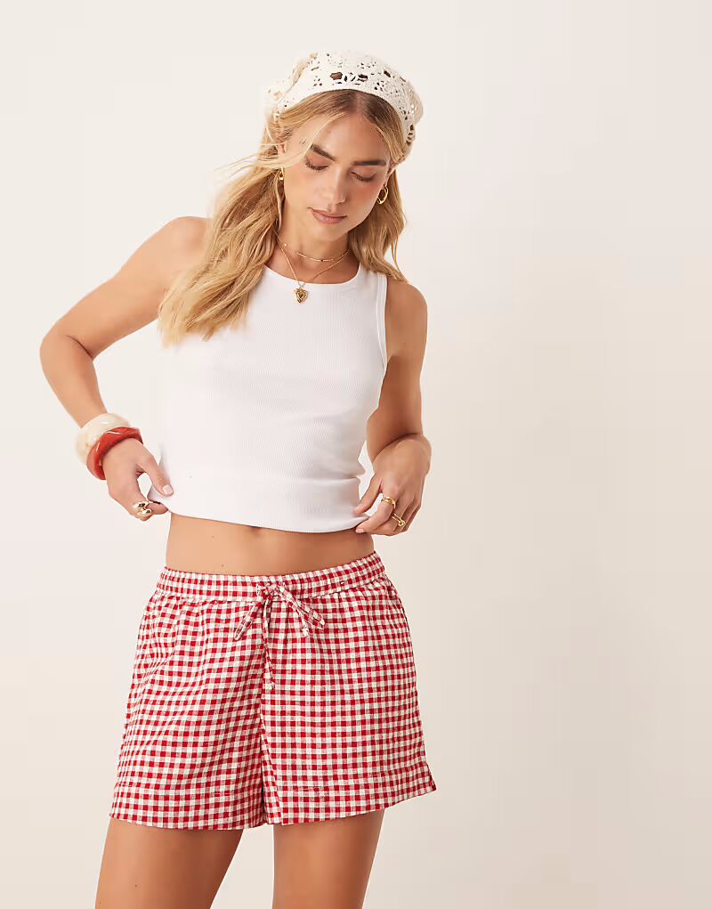 Abercrombie & Fitch - Льняные шорты с завязками на талии и узором в красную клетку
Abercrombie & Fitch - Льняные шорты с завязками на талии и узором в красную клетку