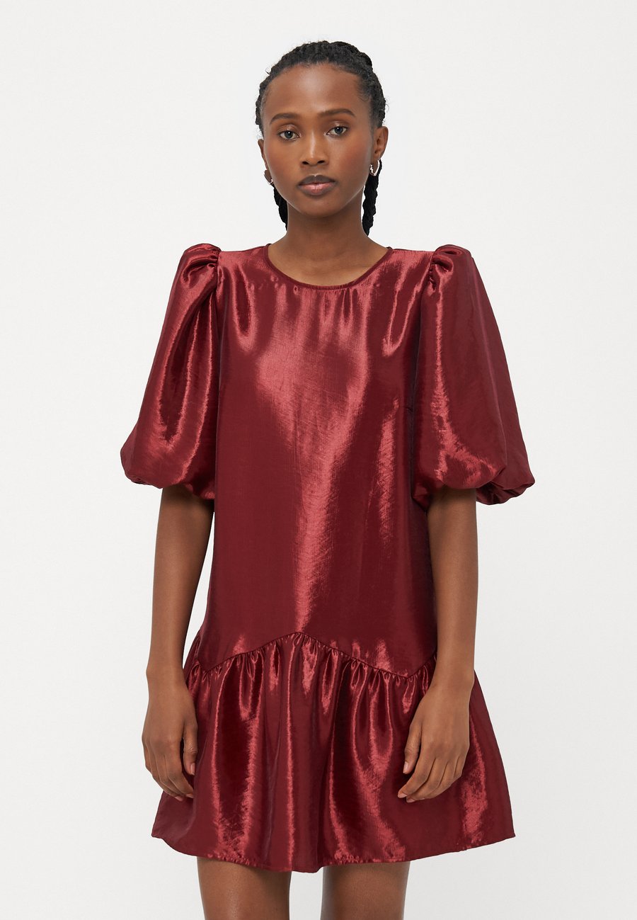 Платье Gina Tricot Petite MINI DRESS, Pomegranate/Dark Red
Платье Gina Tricot Petite MINI DRESS, Pomegranate/Dark Red