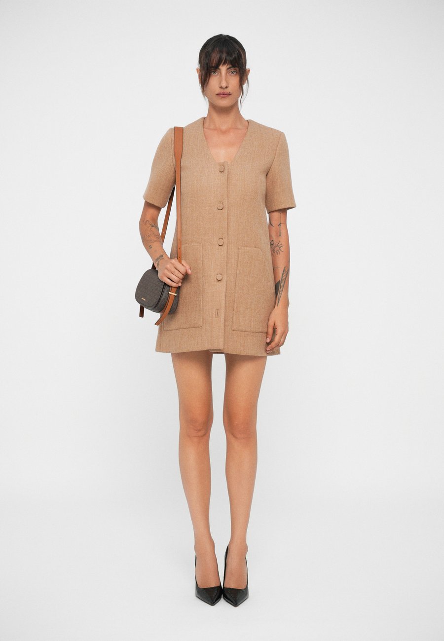 Сумка кросс-боди MICHAEL Michael Kors LYDIA, Brown/Acorn/Brown
Сумка кросс-боди MICHAEL Michael Kors LYDIA, Brown/Acorn/Brown