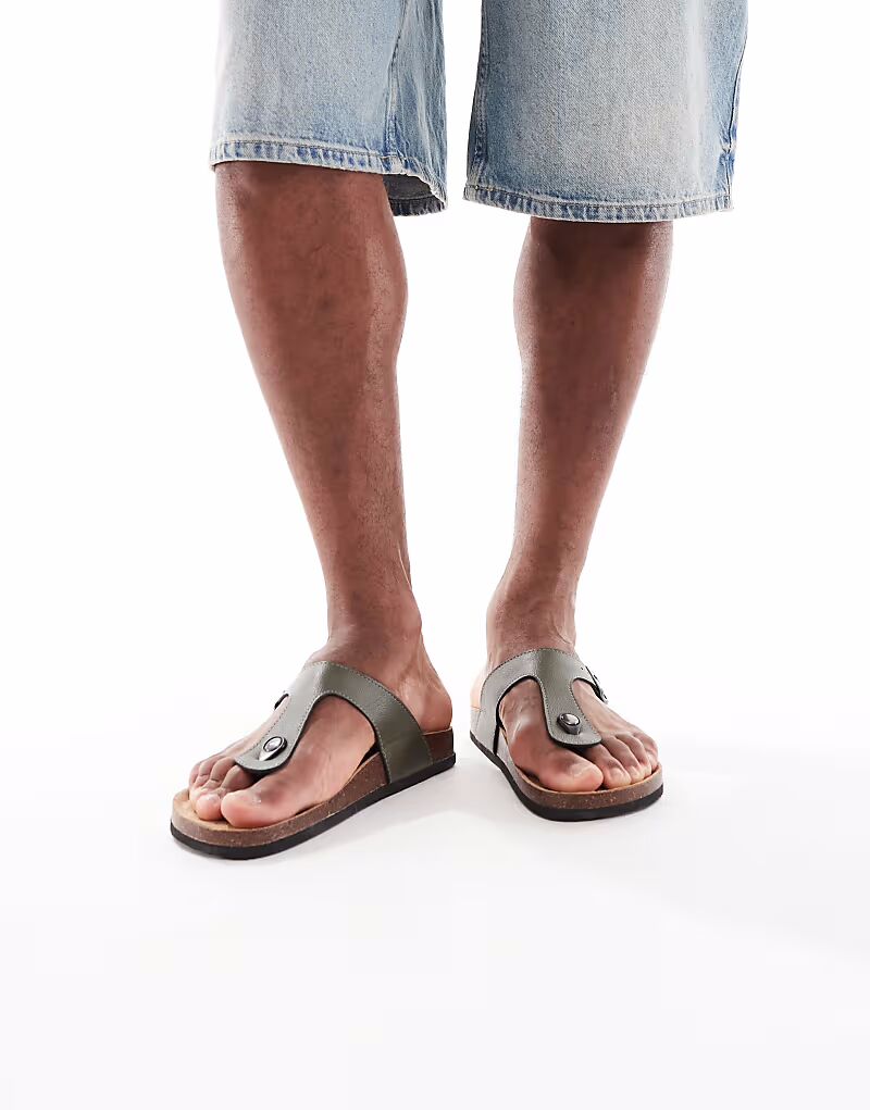 Сандалии из искусственной кожи с перемычкой для пальцев цвета хаки Threadbare
Сандалии из искусственной кожи с перемычкой для пальцев цвета хаки Threadbare