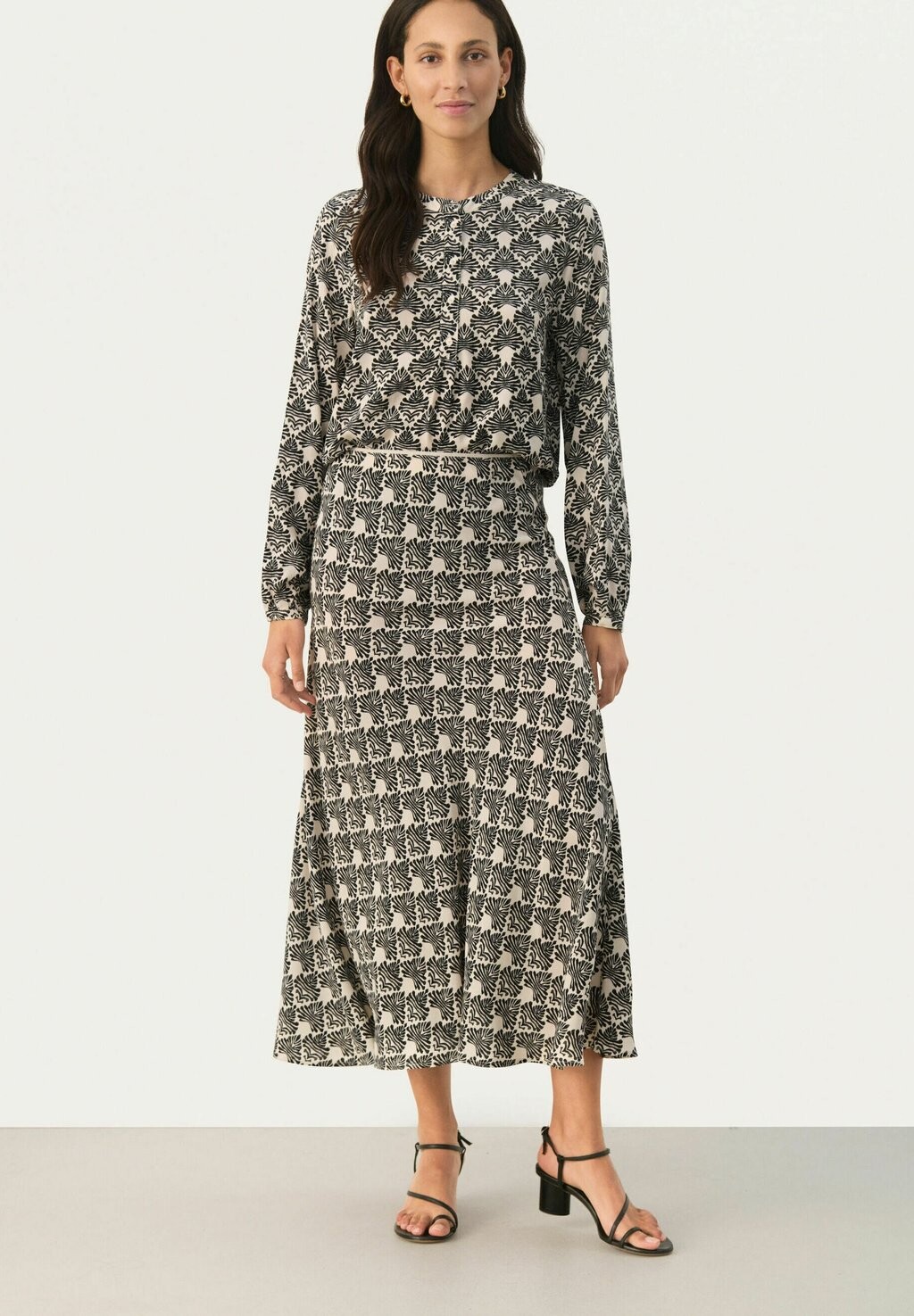 Топ с длинными рукавами ANVI Part Two, черный
Топ с длинными рукавами ANVI Part Two, черный