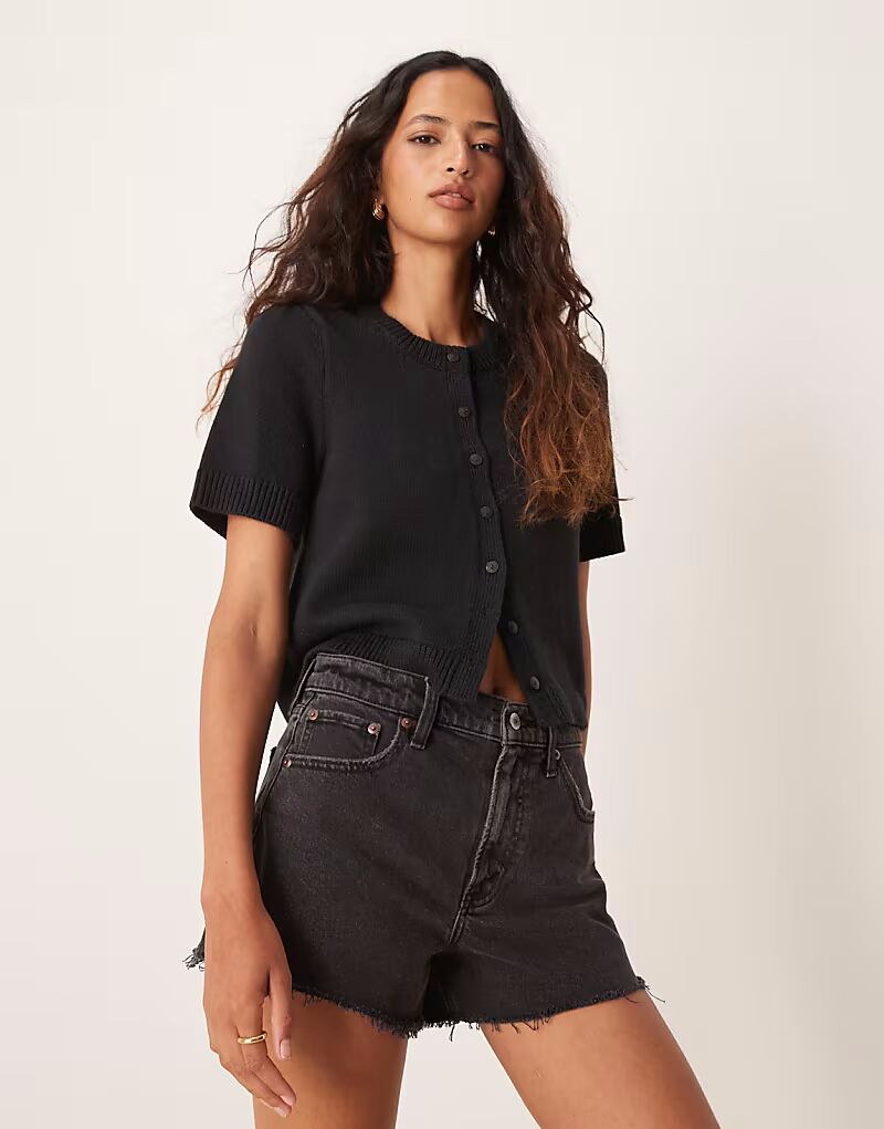 Джинсовые шорты черного цвета с высокой посадкой от Abercrombie & Fitch
Джинсовые шорты черного цвета с высокой посадкой от Abercrombie & Fitch