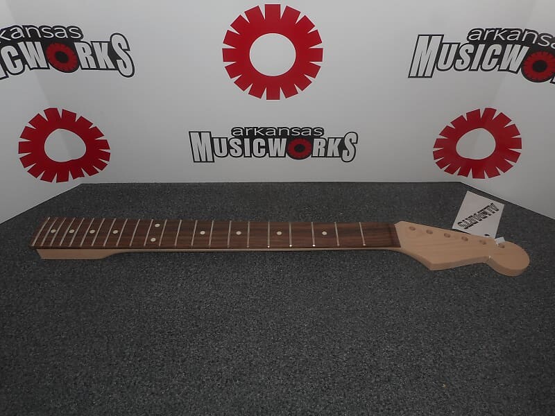 Allparts Fender Licensed Strat Neck, клен, 22 лада Jumbo, накладка на гриф из палисандра, SRO-W
Allparts Fender Licensed Strat Neck, клен, 22 лада Jumbo, накладка на гриф из палисандра, SRO-W