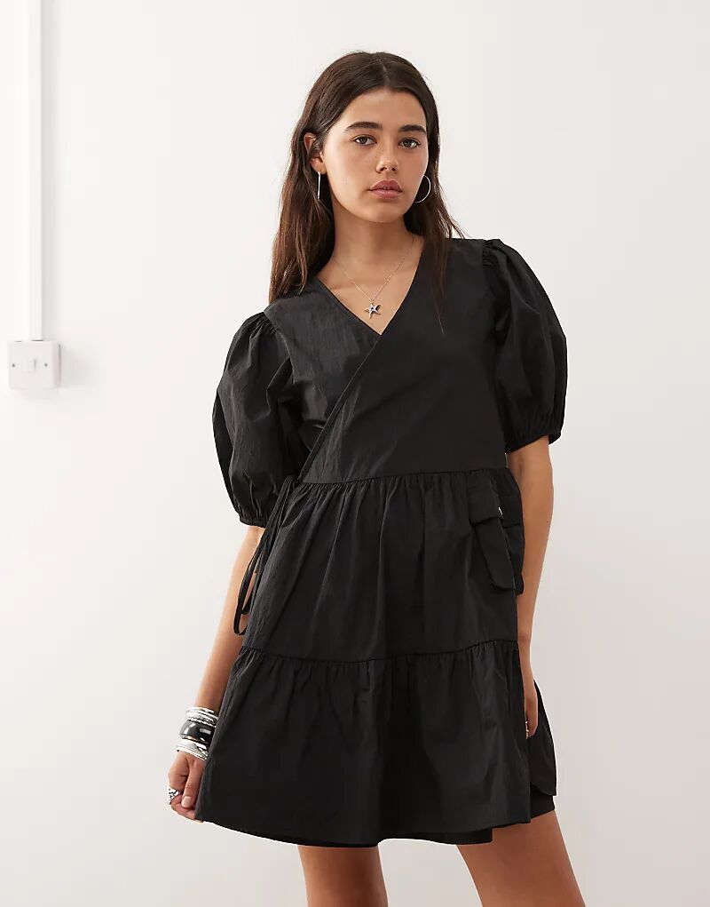 Платье-мини COLLUSION из нейлона с карманами, черное
Платье-мини COLLUSION из нейлона с карманами, черное