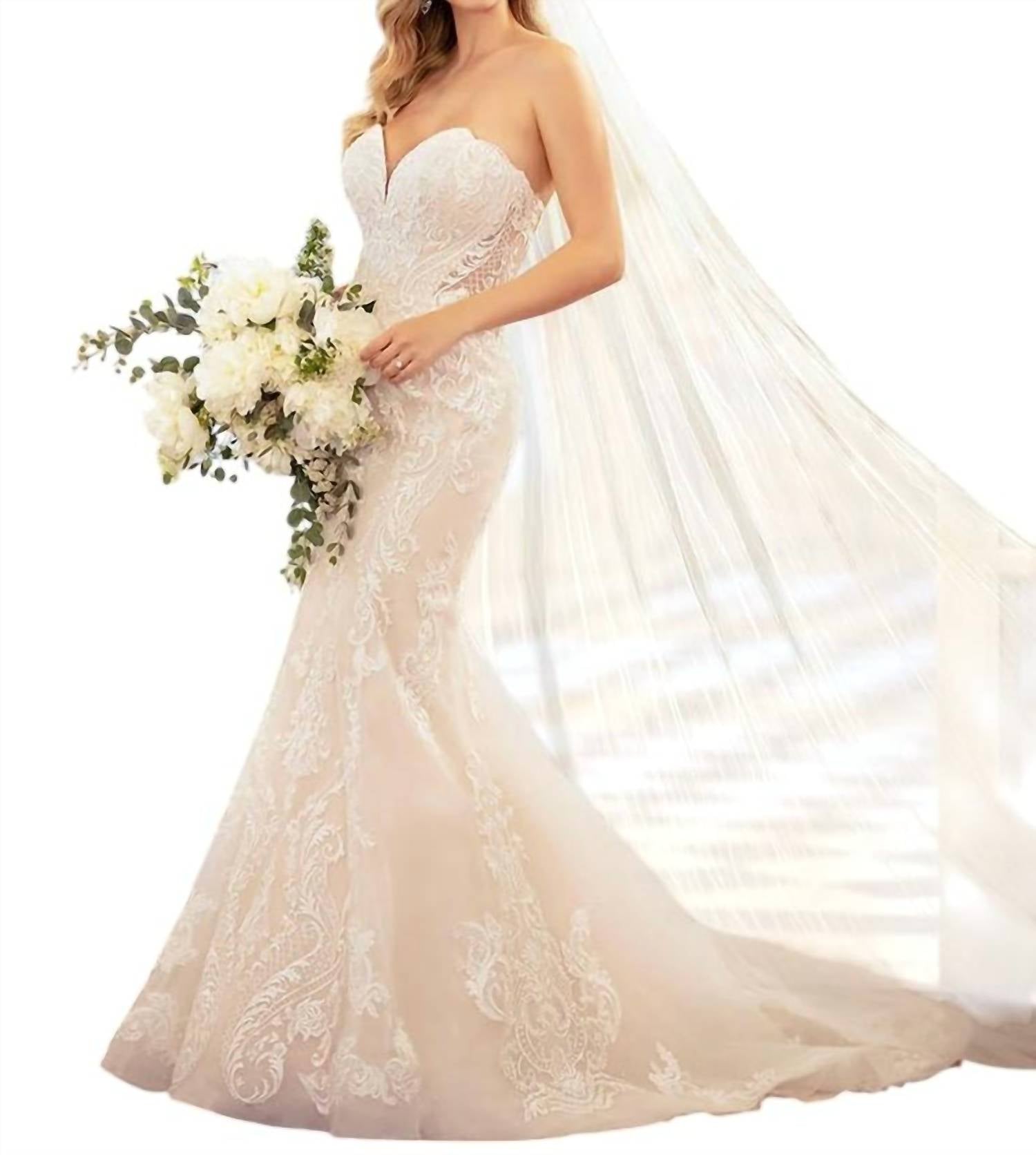 Простое и гламурное свадебное платье облегающего фасона цвета слоновой кости/москато Stella York
Простое и гламурное свадебное платье облегающего фасона цвета слоновой кости/москато Stella York