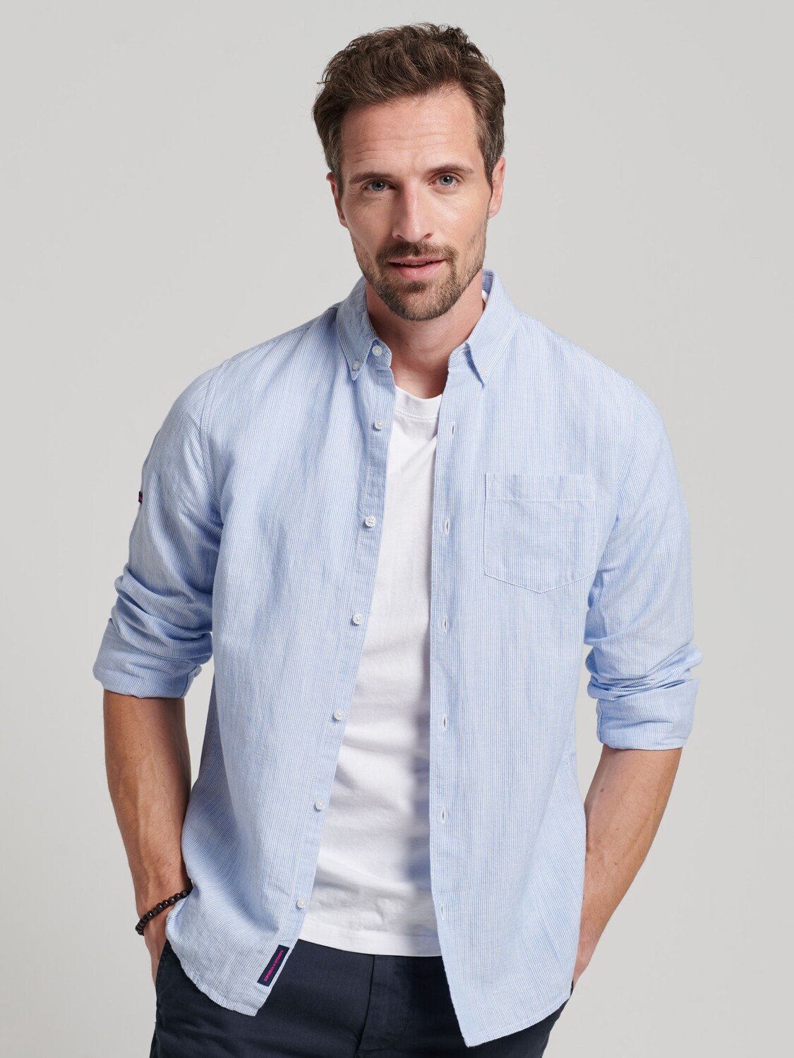 Рубашка из смеси льна и органического хлопка Superdry Studios, синяя полоска на капоте
Рубашка из смеси льна и органического хлопка Superdry Studios, синяя полоска на капоте