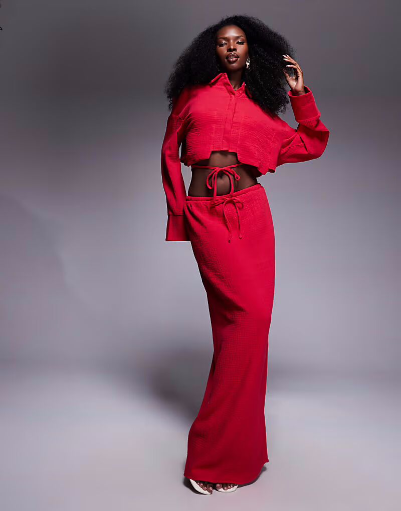 Эксклюзивная юбка-макси из текстурированного хлопка с завязками красного цвета Kaiia
Эксклюзивная юбка-макси из текстурированного хлопка с завязками красного цвета Kaiia