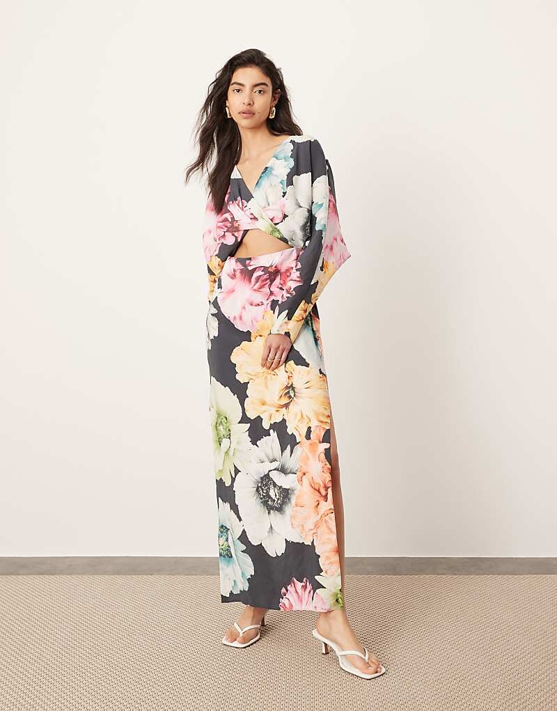 Платье миди с длинными рукавами ASOS Edition –, объемным ярким цветочным принтом и декоративными вырезами
Платье миди с длинными рукавами ASOS Edition –, объемным ярким цветочным принтом и декоративными вырезами