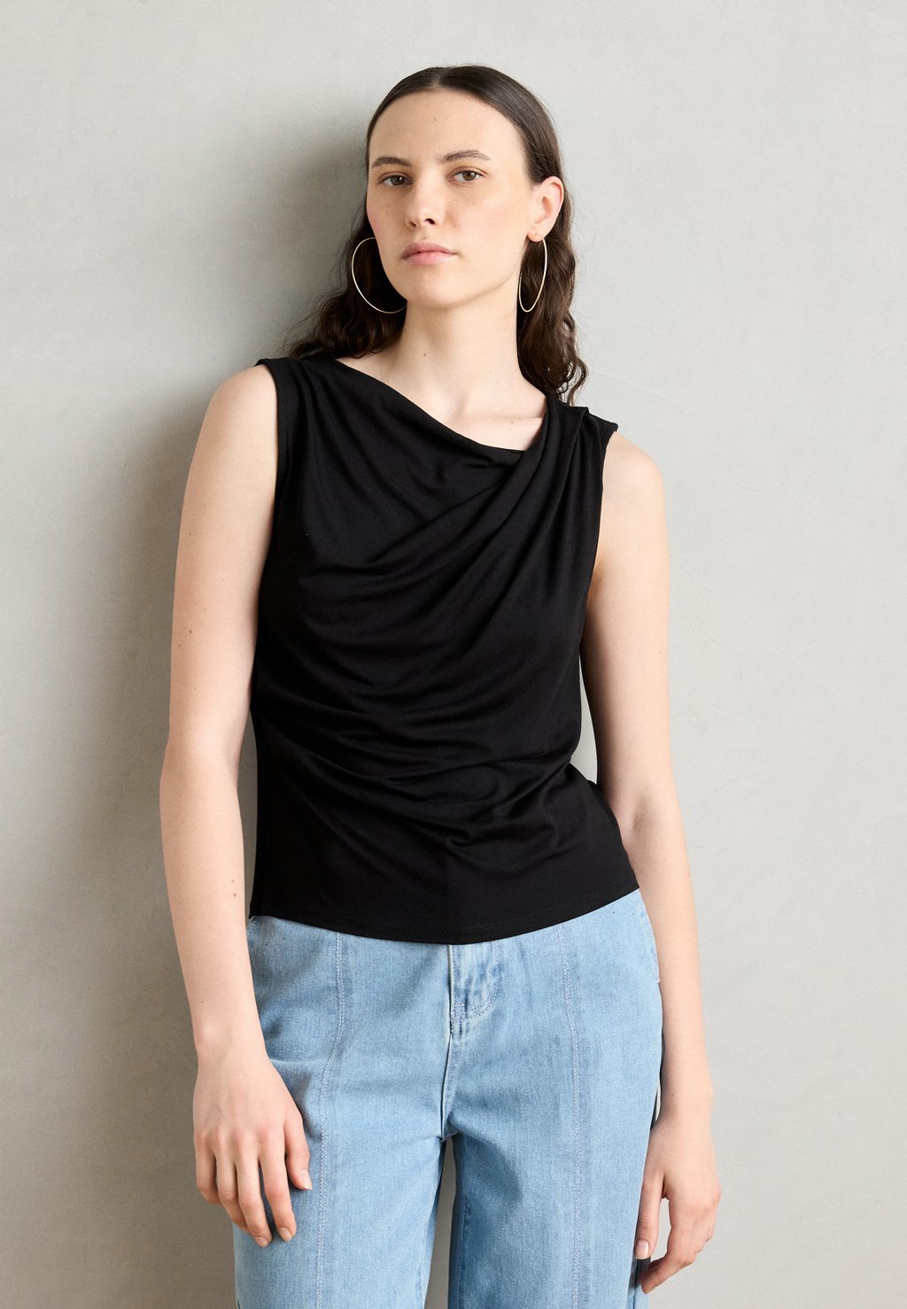 Топ YELENA Lindex, черный
Топ YELENA Lindex, черный