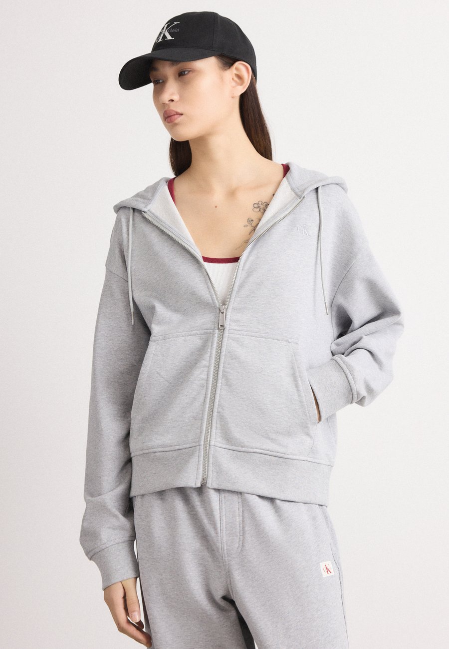 Толстовка Calvin Klein Jeans ARCHIVE LOGO FRENCH , History Grey Heather/Grey
Толстовка Calvin Klein Jeans ARCHIVE LOGO FRENCH , History Grey Heather/Grey