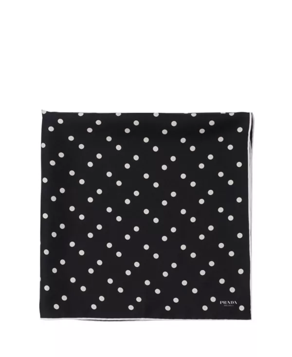 Шелковый твиловый шарф с принтом Prada, черный
Шелковый твиловый шарф с принтом Prada, черный