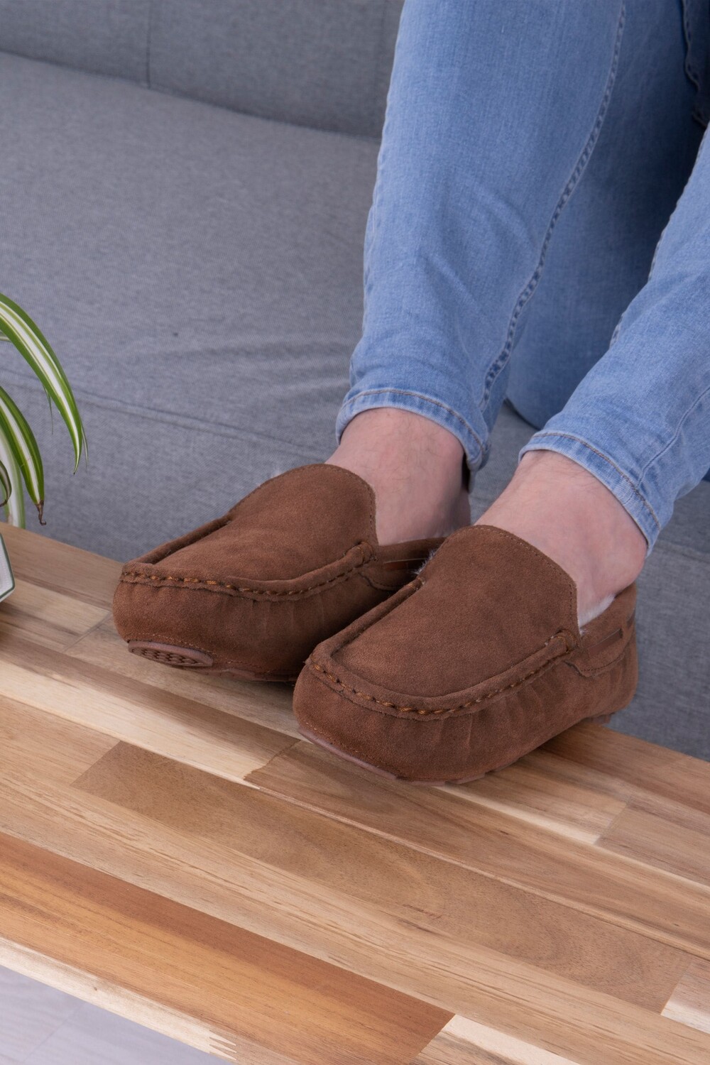 Мужские замшевые тапочки в стиле лоферов изотонера с декоративной строчкой Totes, коричневый
Мужские замшевые тапочки в стиле лоферов изотонера с декоративной строчкой Totes, коричневый