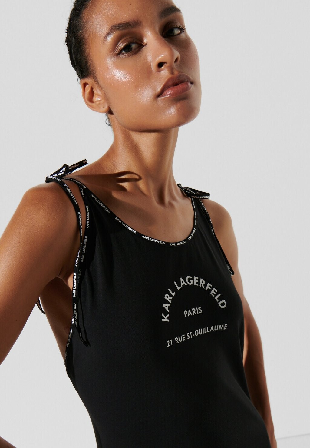 Пляжный аксессуар Karl Lagerfeld Beachwear Dress Rue St-Guillaume Beach KARL LAGERFELD, черный
Пляжный аксессуар Karl Lagerfeld Beachwear Dress Rue St-Guillaume Beach KARL LAGERFELD, черный