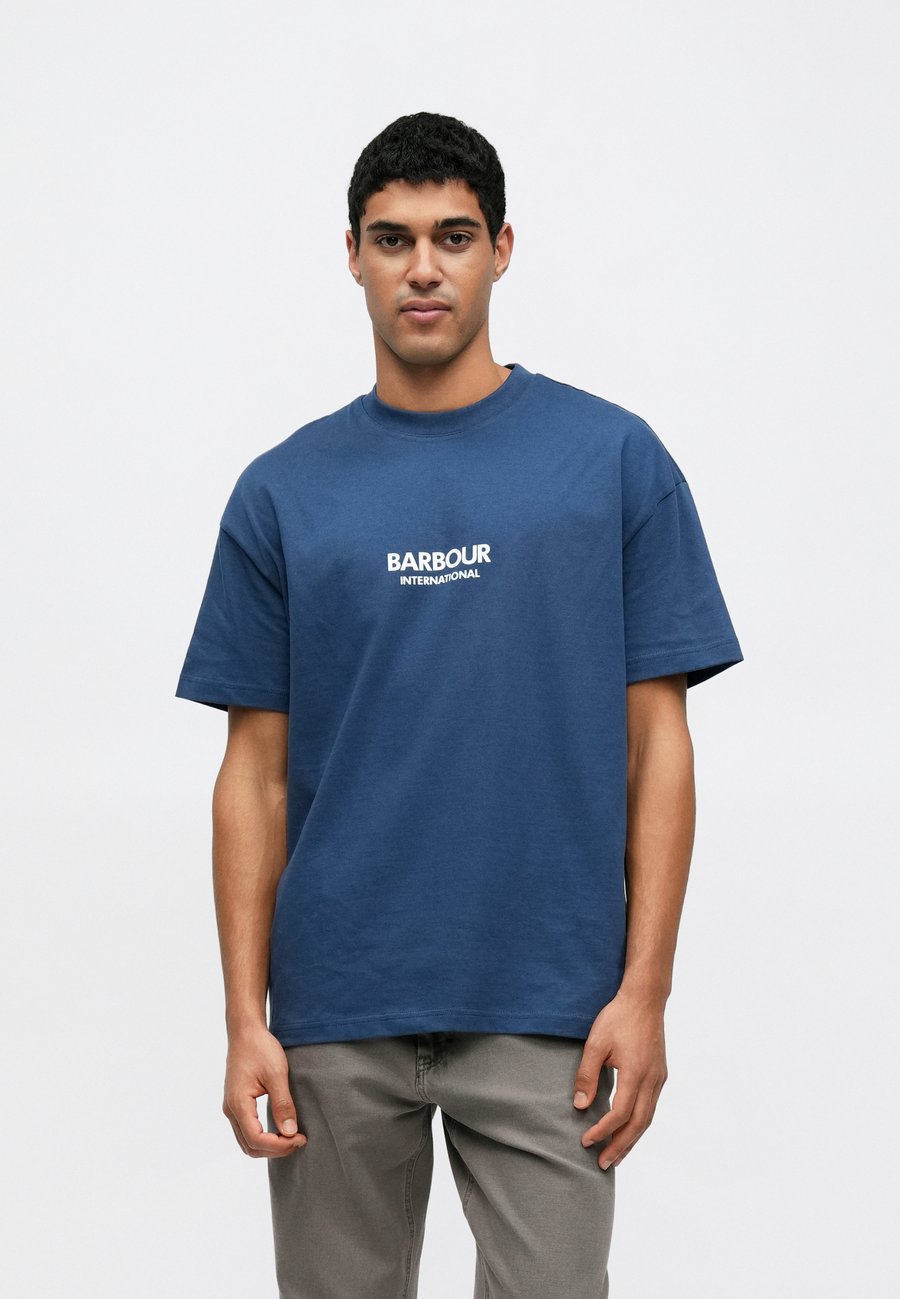 Футболка Barbour International FORMULA, Insignia Blue/Blue, Синий, Футболка Barbour International FORMULA, Insignia Blue/Blue
Футболка Barbour International FORMULA, Insignia Blue/Blue, Синий, Футболка Barbour International FORMULA, Insignia Blue/Blue