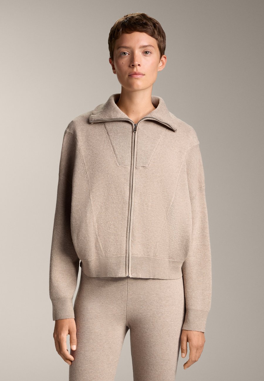 Кардиган OYSHO RIB COLLAR, Beige
Кардиган OYSHO RIB COLLAR, Beige