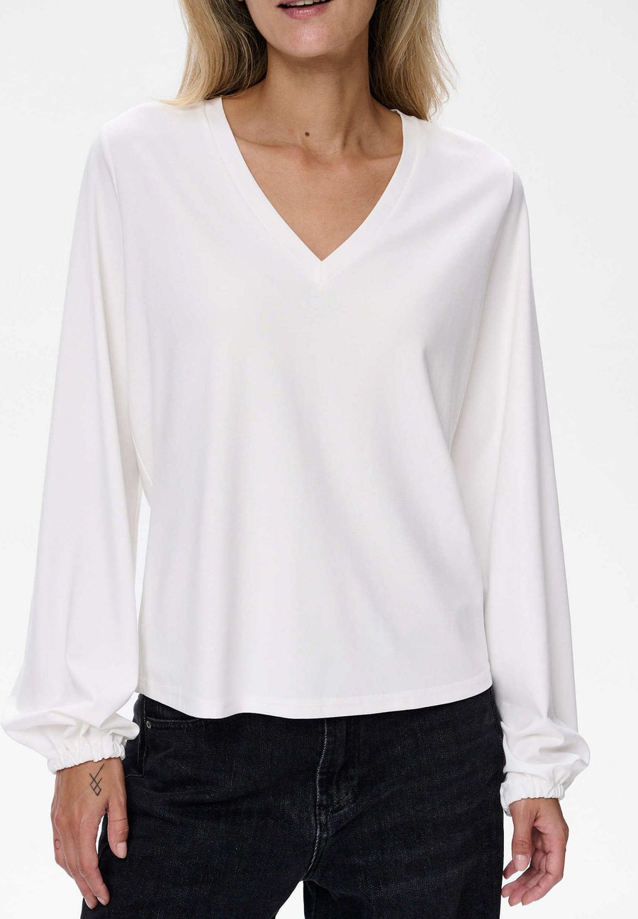 Топ blue shadow Long sleeved top, White
Топ blue shadow Long sleeved top, White