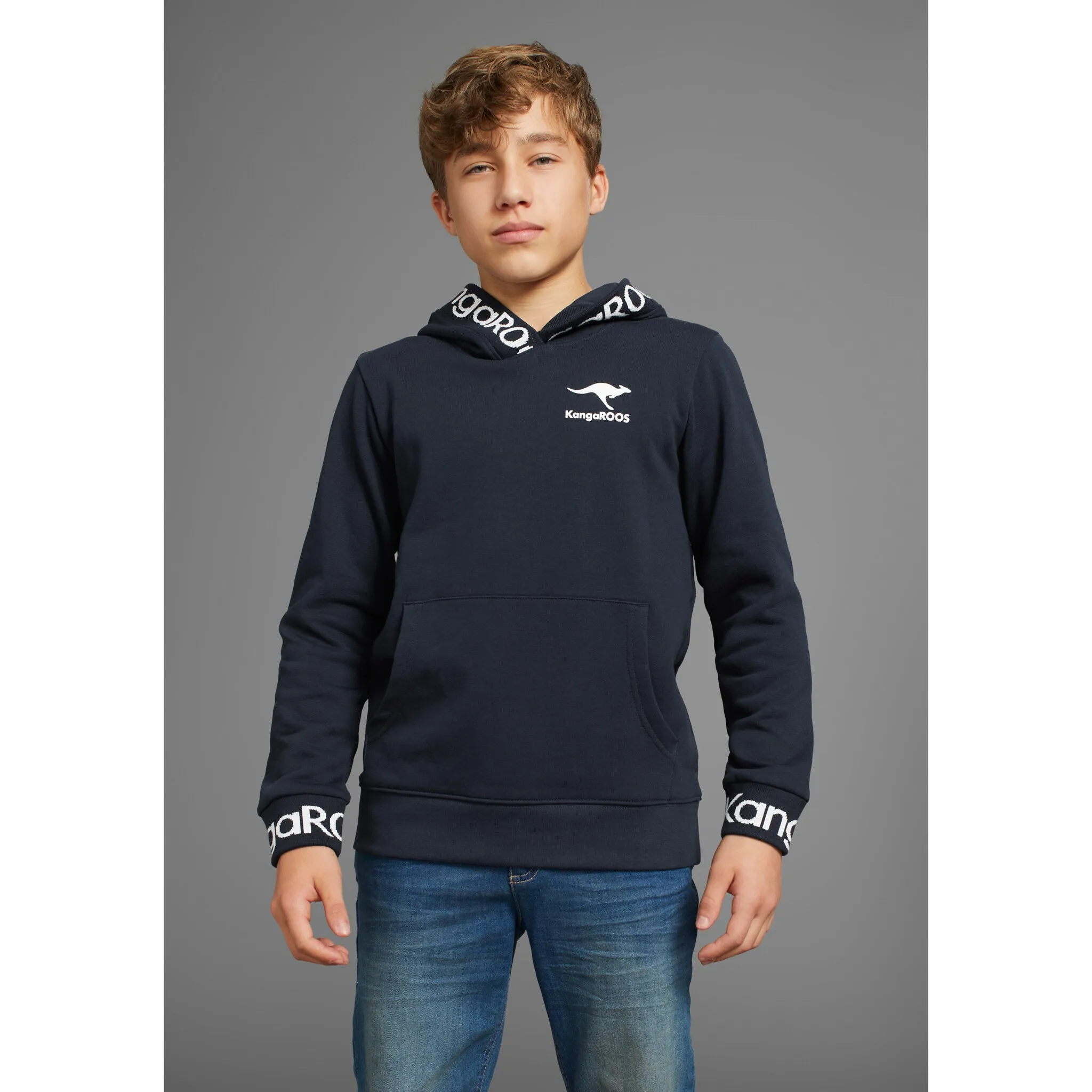 Толстовка KangaROOS с капюшоном, принтом «на спине» и надписью-логотипом на манжетах, цвет marine
Толстовка KangaROOS с капюшоном, принтом «на спине» и надписью-логотипом на манжетах, цвет marine