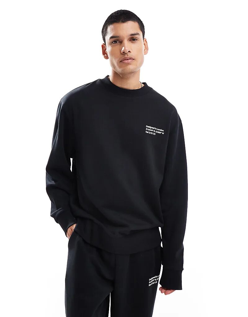 Черная толстовка с принтом координат от COLLUSION
Черная толстовка с принтом координат от COLLUSION