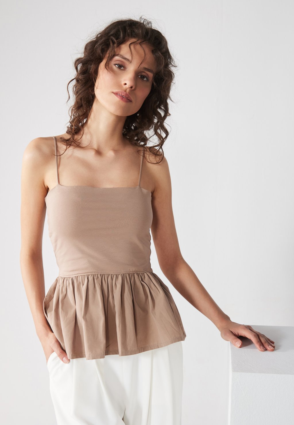 Топ Anna Field, серо-коричневый
Топ Anna Field, серо-коричневый