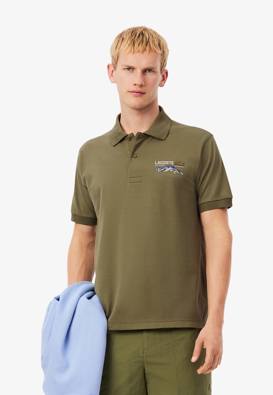 Поло Lacoste Polo shirt, Vert Kaki Ef/Khaki, Хаки, Поло Lacoste Polo shirt, Vert Kaki Ef/Khaki
Поло Lacoste Polo shirt, Vert Kaki Ef/Khaki, Хаки, Поло Lacoste Polo shirt, Vert Kaki Ef/Khaki