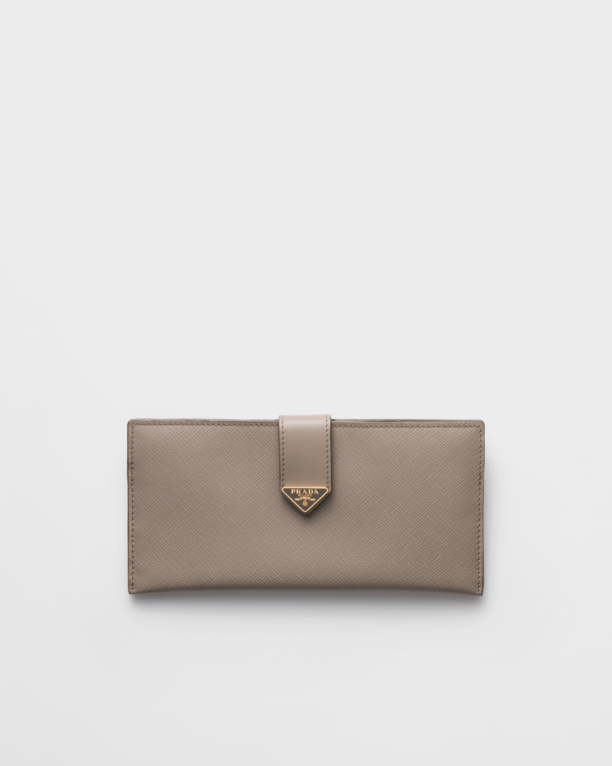 Большой кошелек из сафьяновой и гладкой кожи Prada, глиняно-серый
Большой кошелек из сафьяновой и гладкой кожи Prada, глиняно-серый