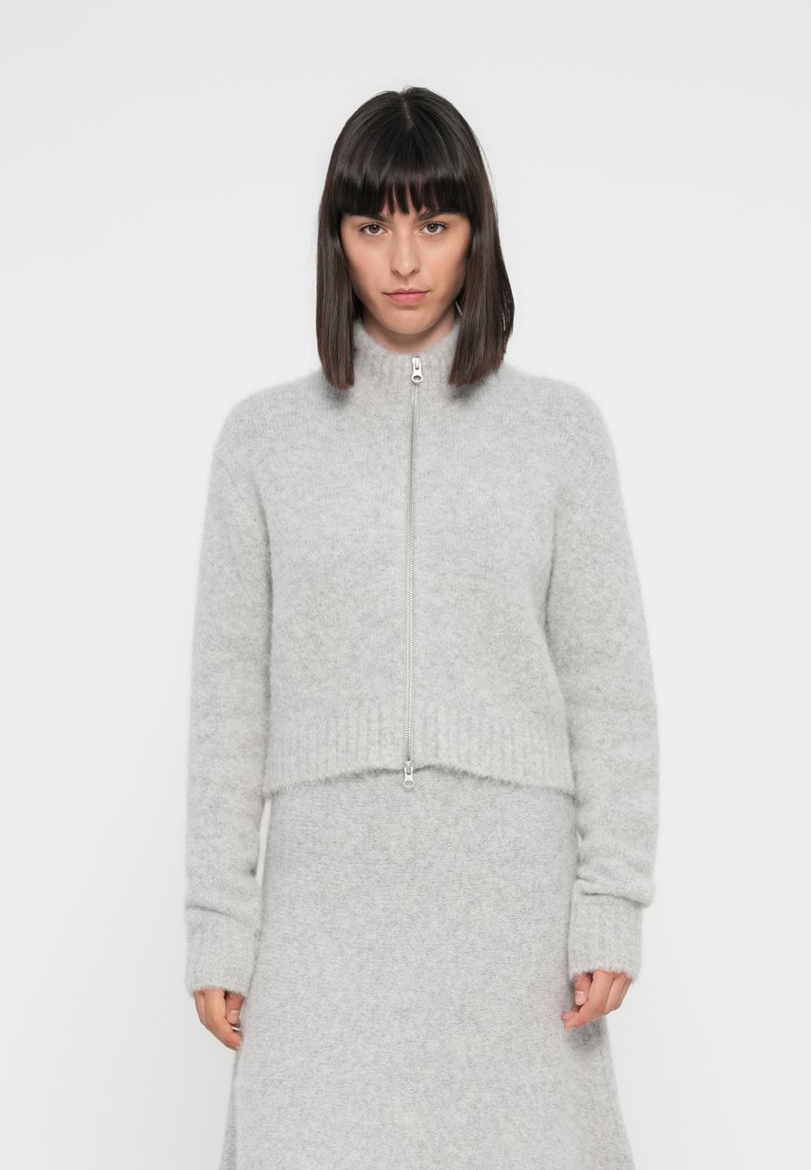 Кардиган Samsøe Samsøe JEANNE CARDIGAN, Light Grey
Кардиган Samsøe Samsøe JEANNE CARDIGAN, Light Grey