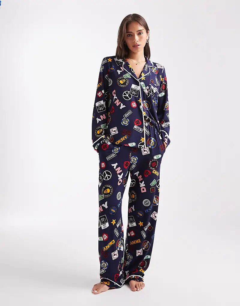 Комплект для сна DKNY из топа и брюк с закругленными краями и нашивкой-логотипом Eclipse
Комплект для сна DKNY из топа и брюк с закругленными краями и нашивкой-логотипом Eclipse