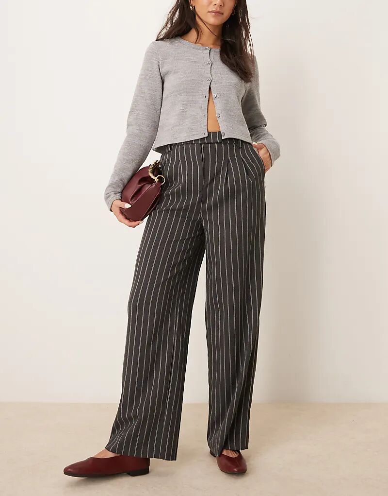 Широкие брюки строгого покроя серого цвета New Look
Широкие брюки строгого покроя серого цвета New Look