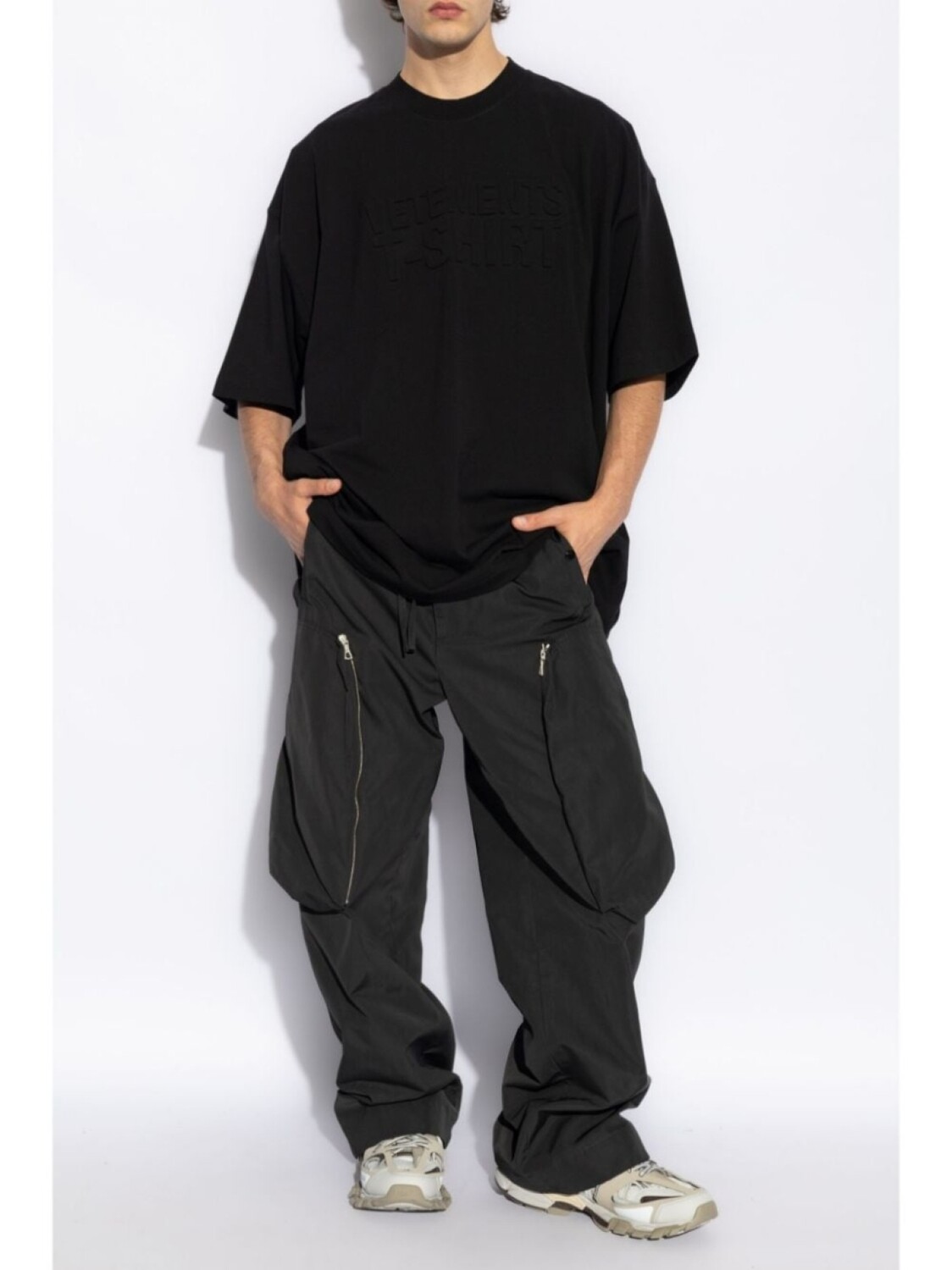 VETEMENTS футболка с тисненым логотипом, черный
VETEMENTS футболка с тисненым логотипом, черный