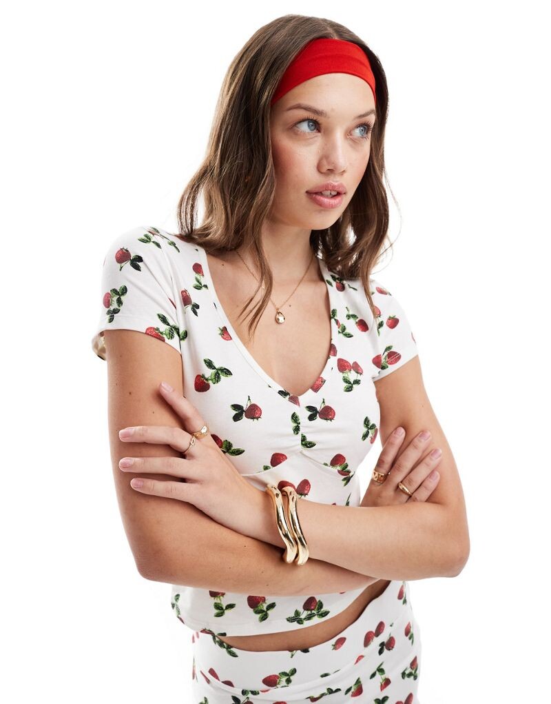 Футболка клубничного цвета с V-образным вырезом и рюшами спереди ASOS DESIGN, часть комплекта
Футболка клубничного цвета с V-образным вырезом и рюшами спереди ASOS DESIGN, часть комплекта