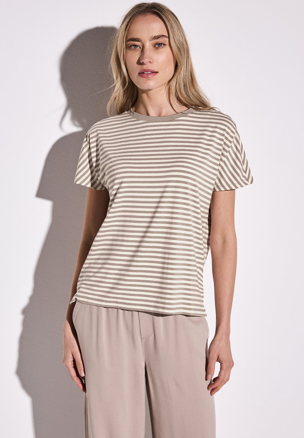 Футболка с принтом GESTREIFTES Street One, серый
Футболка с принтом GESTREIFTES Street One, серый