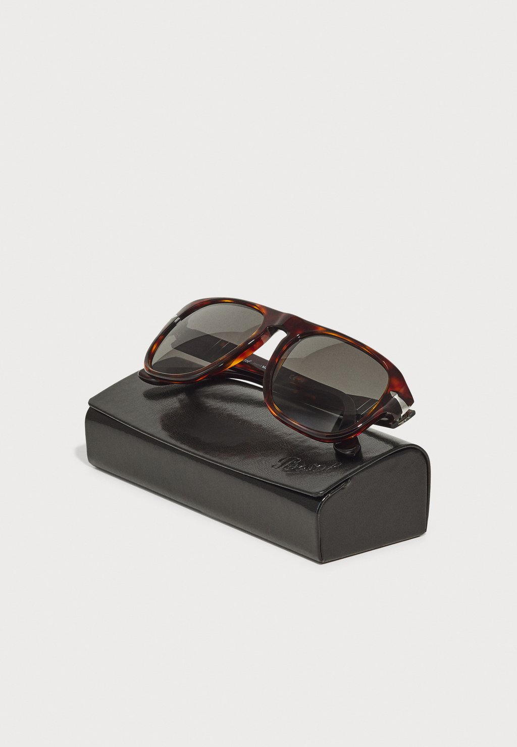 Солнцезащитные очки JEAN UNISEX Persol, коричневый
Солнцезащитные очки JEAN UNISEX Persol, коричневый