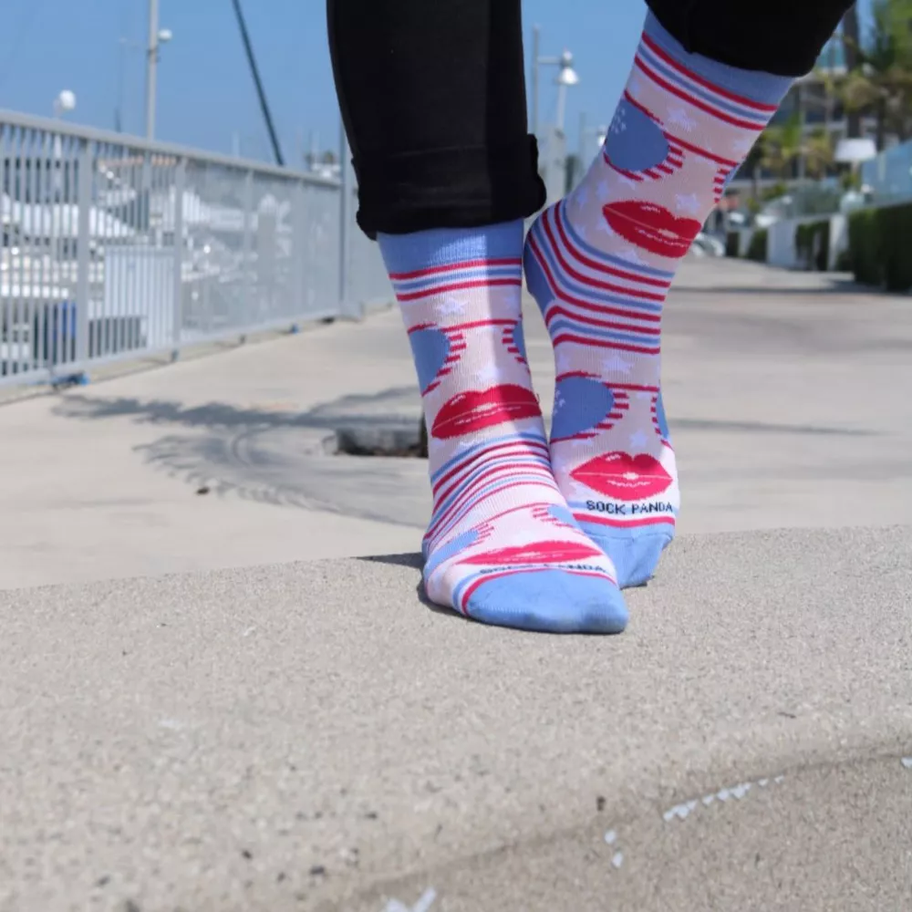 Удивительные светоотражающие солнцезащитные очки и носки с красными губами от Sock Panda (женские размеры для взрослых, средние)
Удивительные светоотражающие солнцезащитные очки и носки с красными губами от Sock Panda (женские размеры для взрослых, средние)