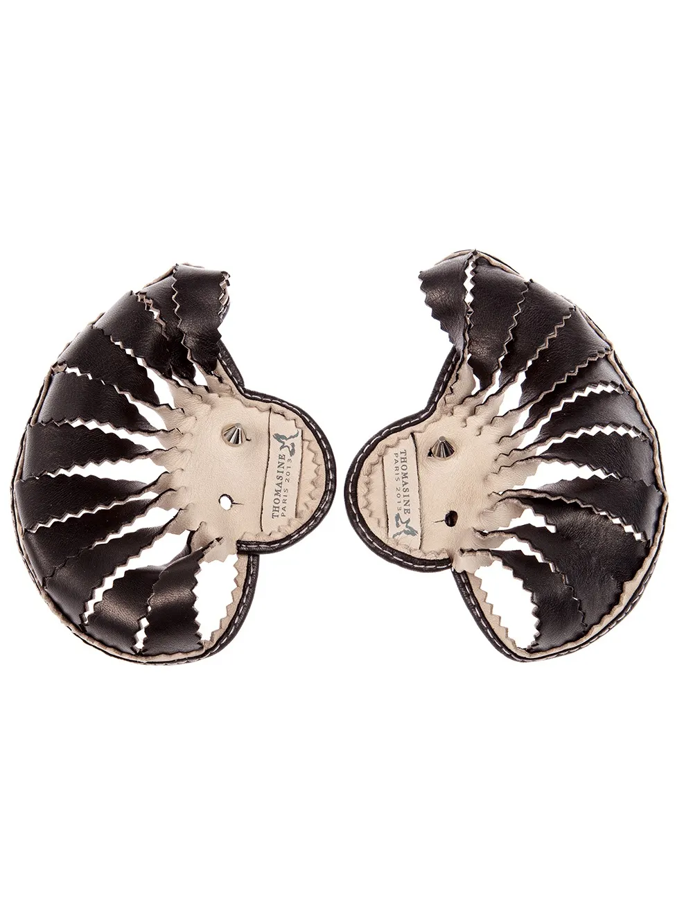 Кафф в форме ракушки Thomasine, черный
Кафф в форме ракушки Thomasine, черный