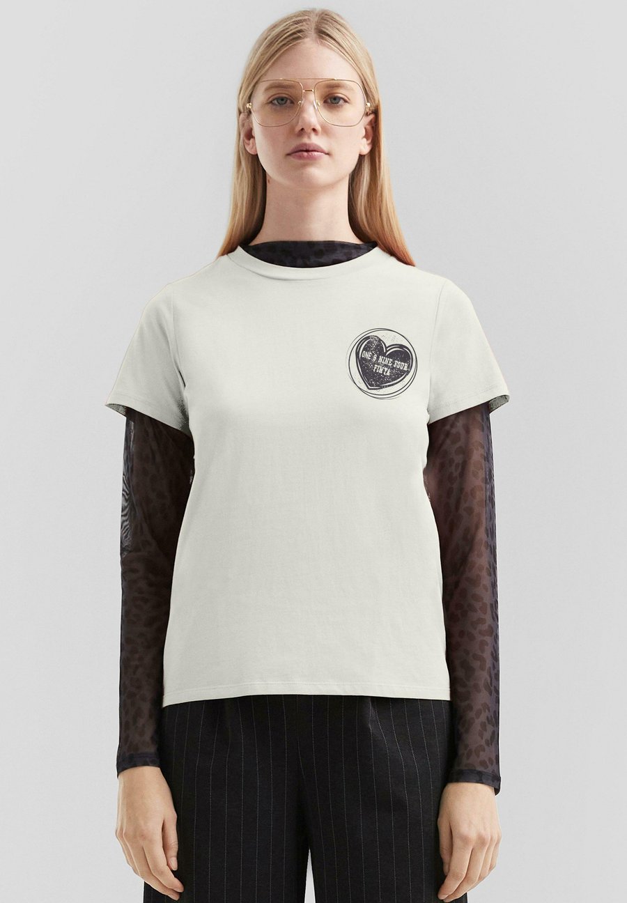 Футболка QS MIT KLEINEM FRONTPRINT, Creme/Off-White, Белый, Футболка QS MIT KLEINEM FRONTPRINT, Creme/Off-White
Футболка QS MIT KLEINEM FRONTPRINT, Creme/Off-White, Белый, Футболка QS MIT KLEINEM FRONTPRINT, Creme/Off-White