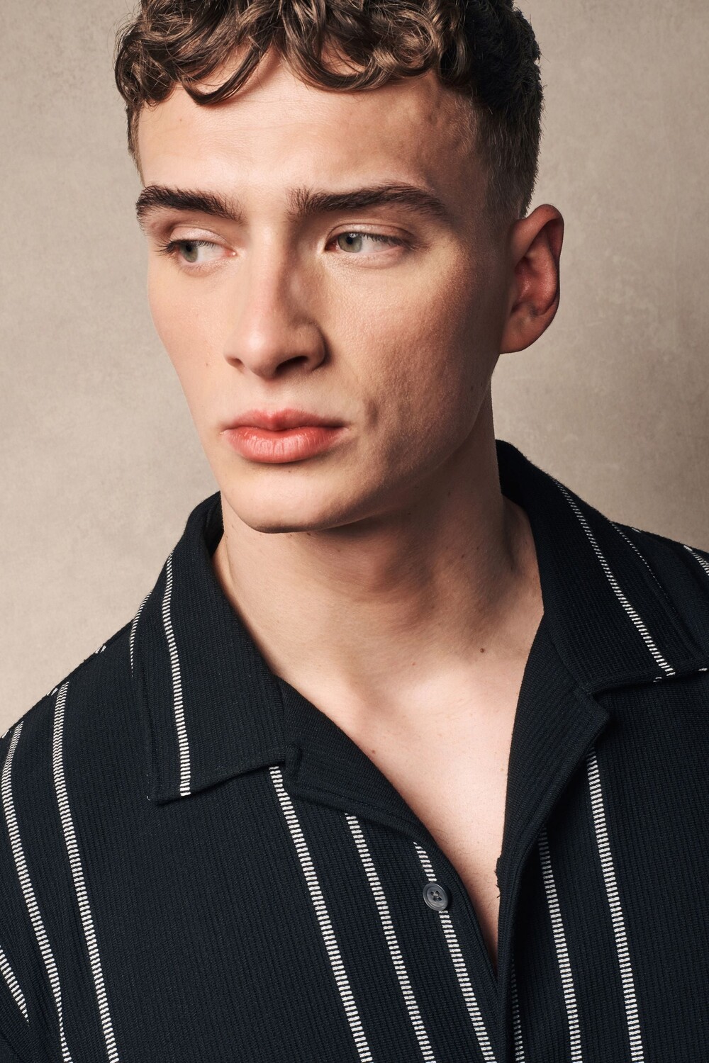 Рубашка с короткими рукавами из фактурного трикотажа Next, черный 
Рубашка с короткими рукавами из фактурного трикотажа Next, черный