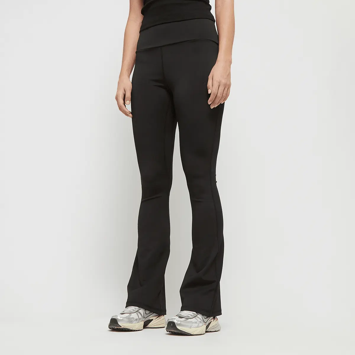 Спортивные брюки SNIPES Small Logo Essential Mini Flare Pants, черный
Спортивные брюки SNIPES Small Logo Essential Mini Flare Pants, черный