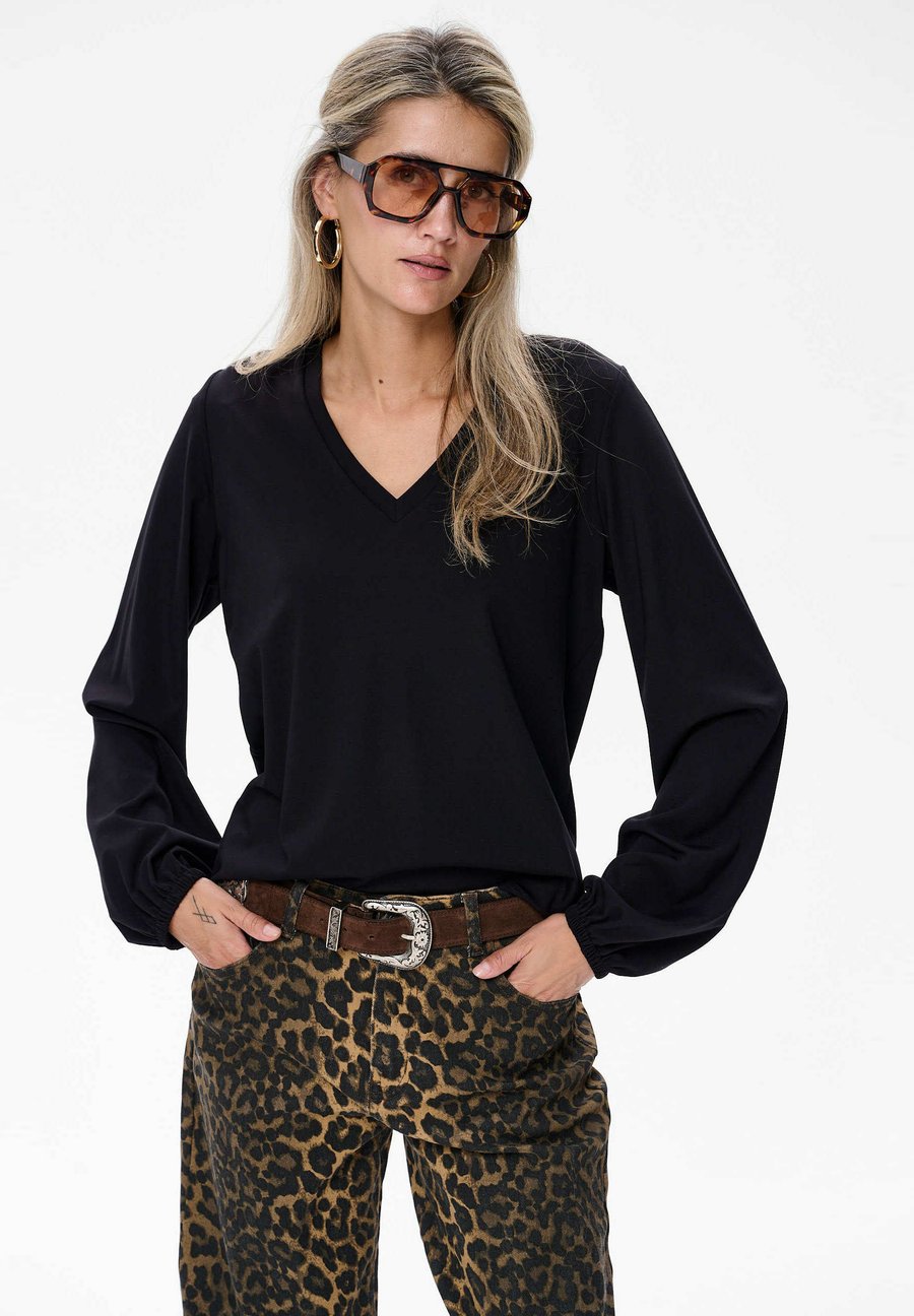 Топ blue shadow Long sleeved top, Black
Топ blue shadow Long sleeved top, Black