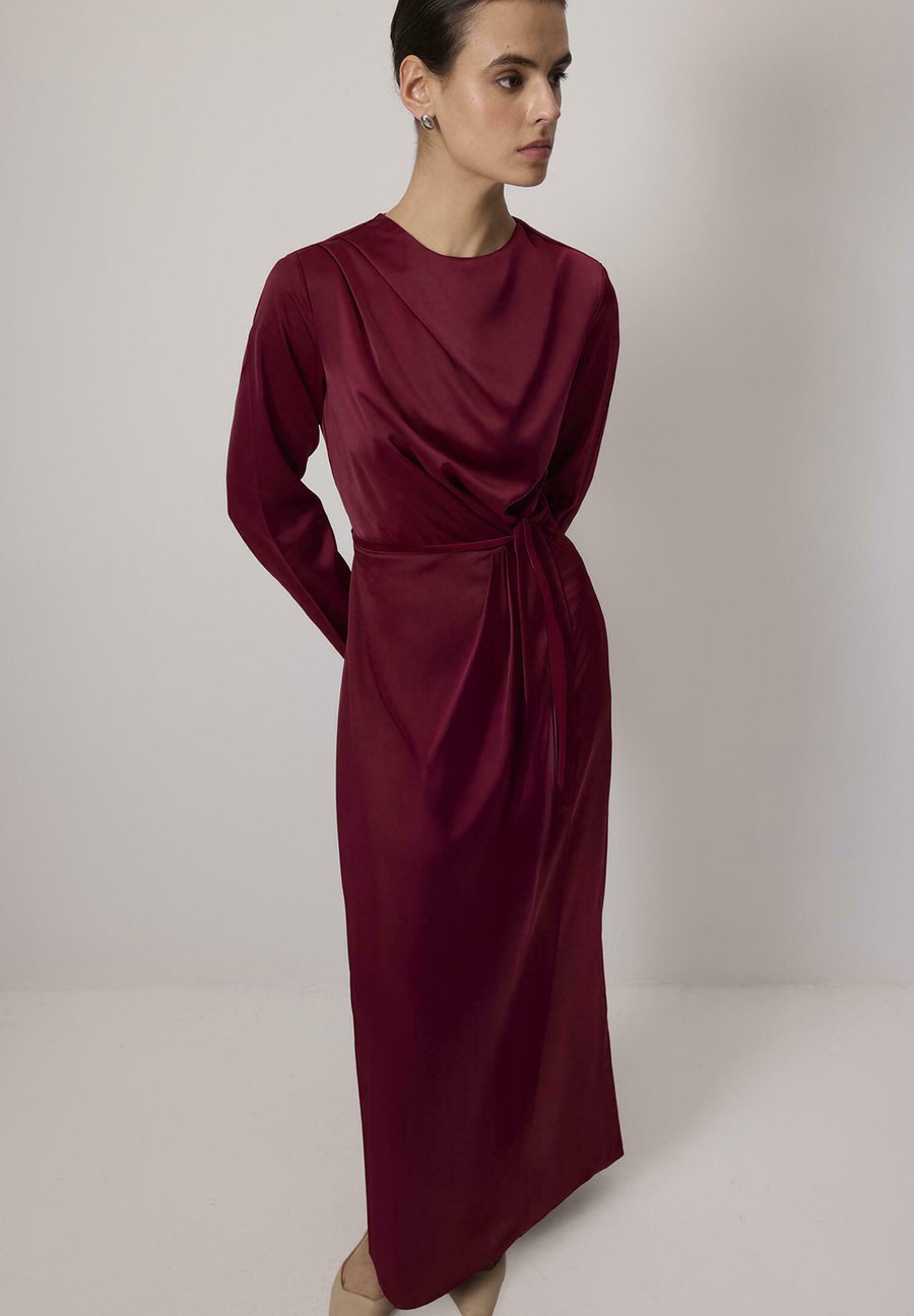 Платье Touché Privé Maxi dress, Burgundy/Bordeaux
Платье Touché Privé Maxi dress, Burgundy/Bordeaux