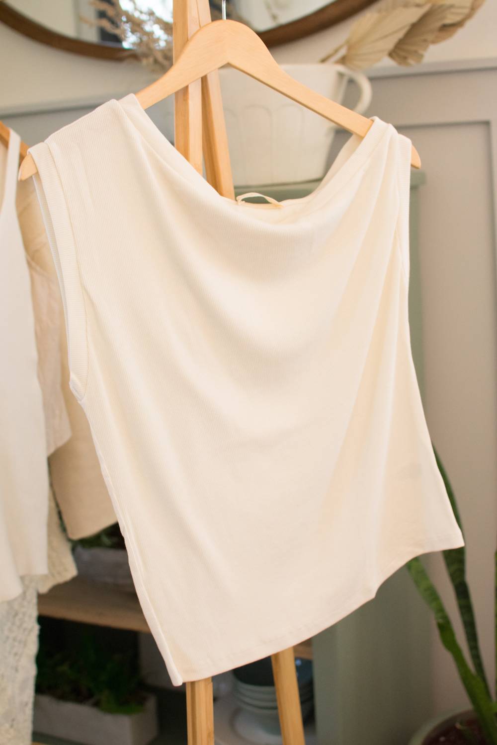 Женский топ Clancey в цвете айвори By Together, слоновая кость 
Женский топ Clancey в цвете айвори By Together, слоновая кость