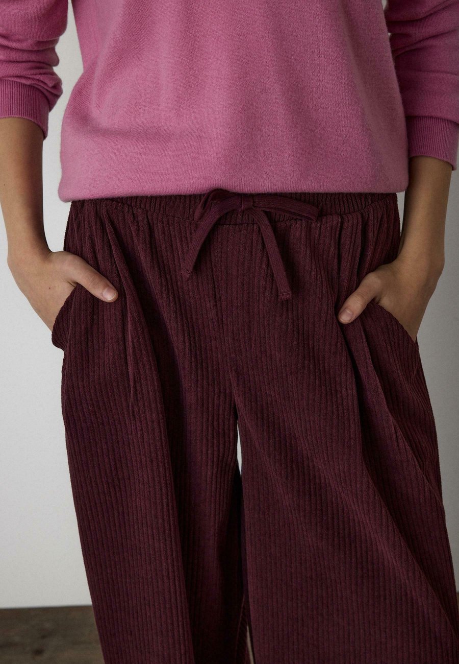 Брюки Stradivarius DRAWSTRING JOGGER, Mottled Dark Purple
Брюки Stradivarius DRAWSTRING JOGGER, Mottled Dark Purple