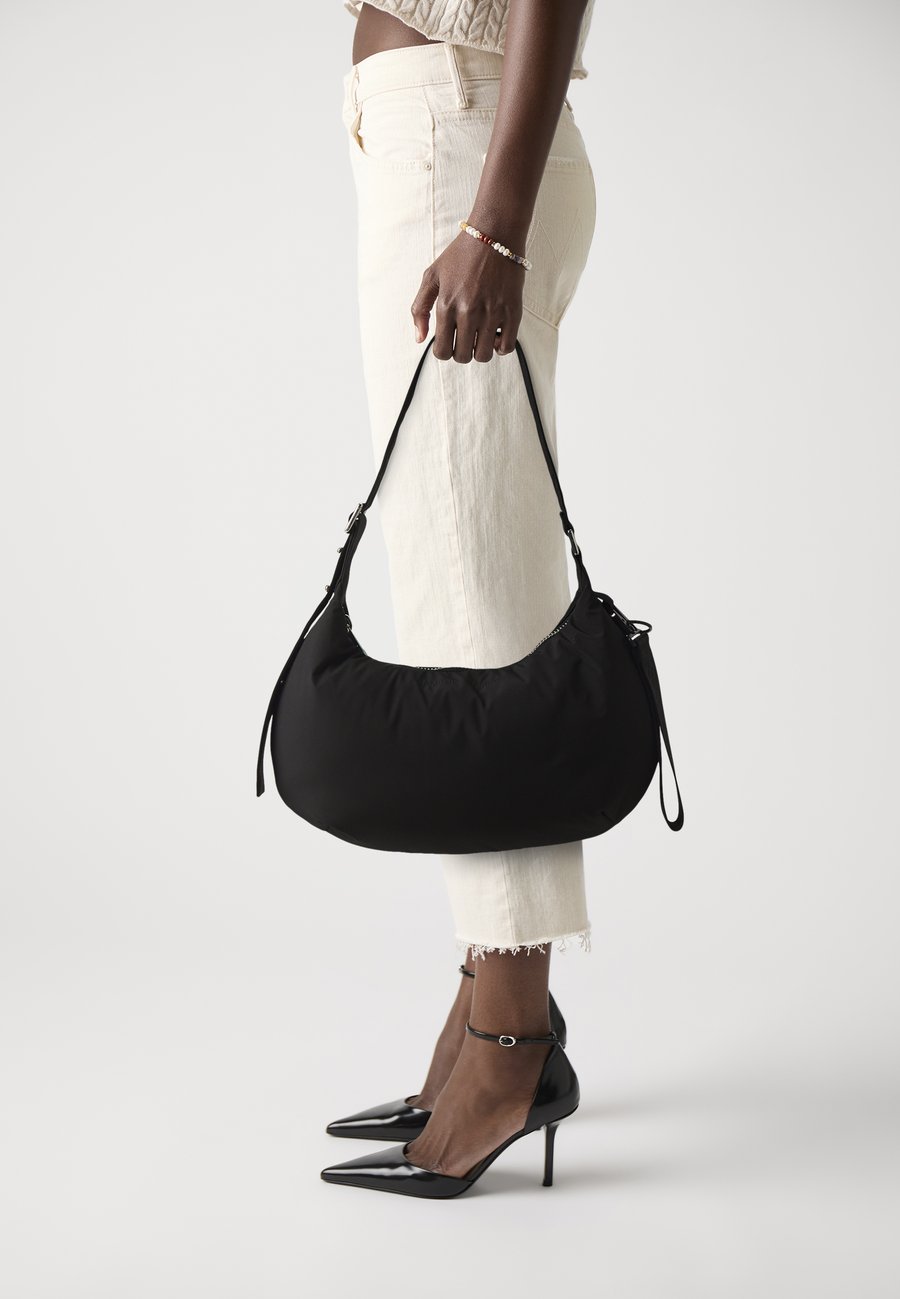 Сумка кросс-боди Samsøe Samsøe SAFREJA MIDI BAG KEY, Black
Сумка кросс-боди Samsøe Samsøe SAFREJA MIDI BAG KEY, Black