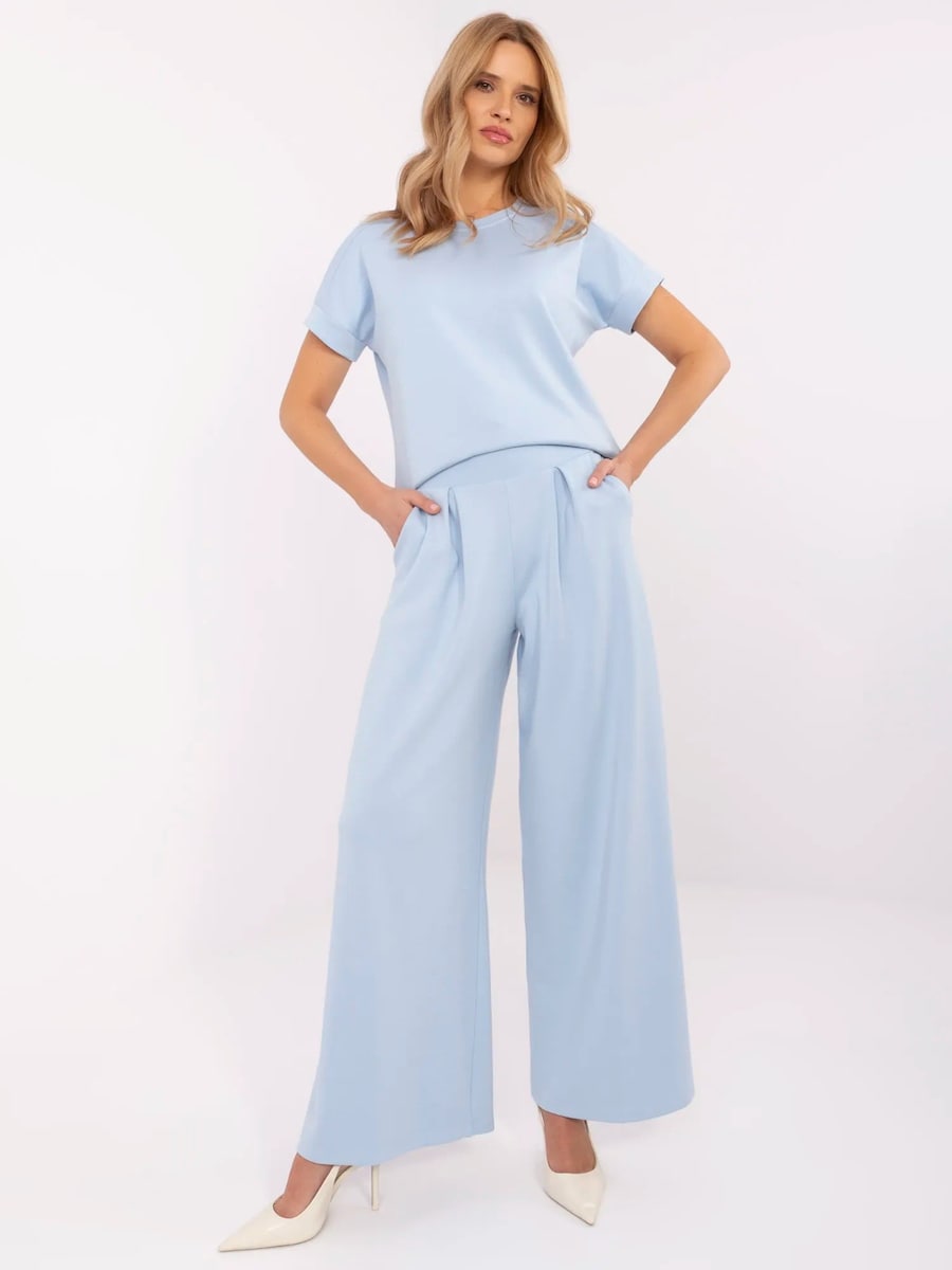 Брючный костюм Madnezz House A613.69, светло-голубой
Брючный костюм Madnezz House A613.69, светло-голубой